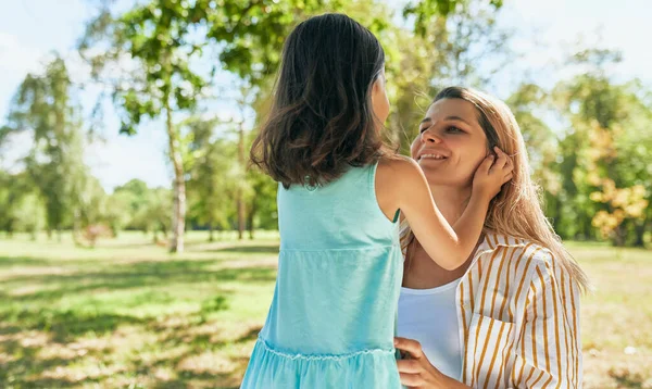 Piknik Sırasında Parkta Oynayan Mutlu Anne Küçük Kızının Arka Görüntüsü — Stok fotoğraf