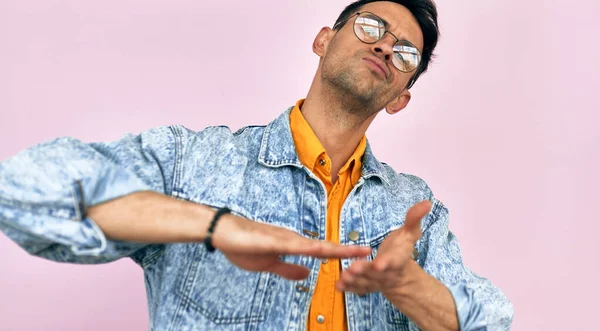 Retrato Del Estudio Joven Caucásico Con Gafas Camiseta Amarilla Chaqueta — Foto de Stock