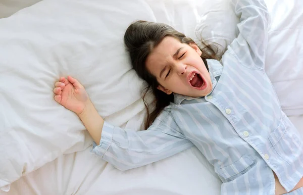 Vista Desde Arriba Una Linda Niña Pijama Rayas Blanco Azules — Foto de Stock