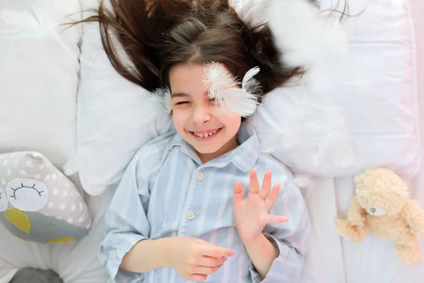 Κάτοψη Ενός Ευτυχισμένου Μικρού Κοριτσιού Στην Πιτζάμα Χαμογελάει Ευρέως Και — Φωτογραφία Αρχείου