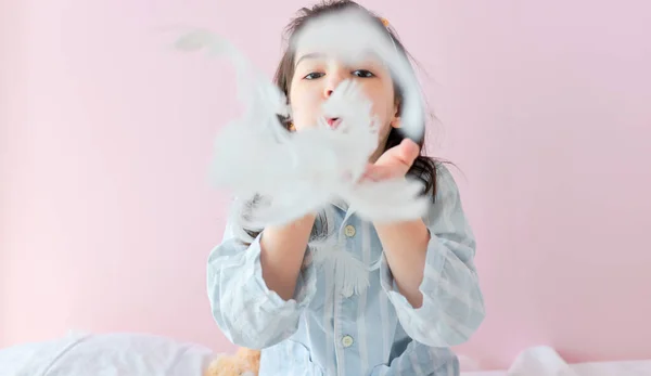 Portrait Rapproché Une Jolie Petite Fille Pyjama Soufflant Des Plumes — Photo