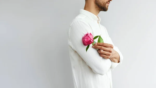 Retrato Recortado Homem Barbudo Segurando Uma Peônia Rosa Mão Durante — Fotografia de Stock