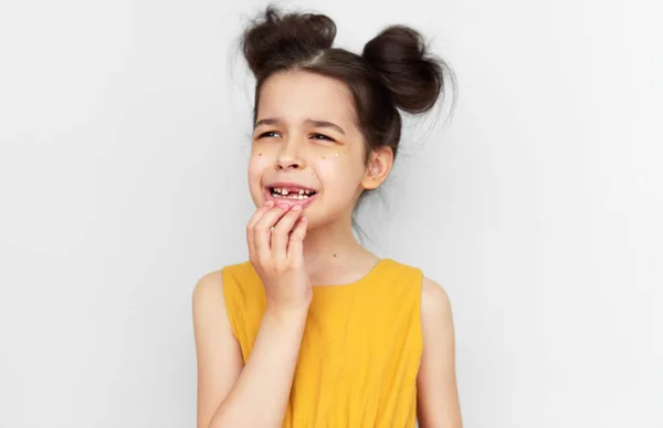 Retrato Pré Escolar Menina Bonito Mostrando Espaço Vazio Com Crescente — Fotografia de Stock