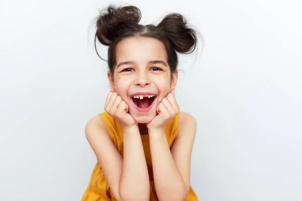 Menina Pré Escolar Alegre Vestido Amarelo Mostrando Espaço Vazio Com — Fotografia de Stock