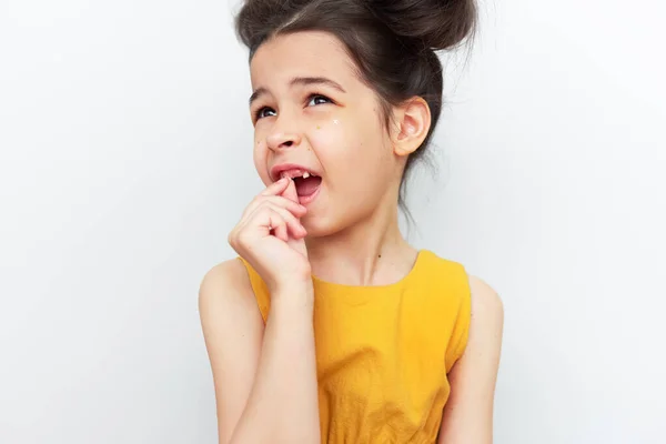 Retrato Estúdio Uma Menina Bonita Mostrando Dente Bebê Dentição Isolado — Fotografia de Stock