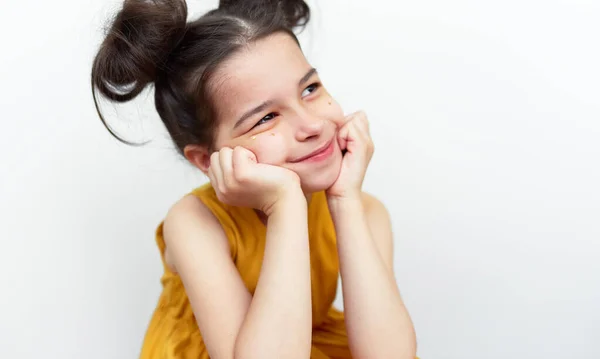 Studioporträt Eines Netten Kleinen Mädchens Einem Gelben Kleid Mit Lustiger — Stockfoto