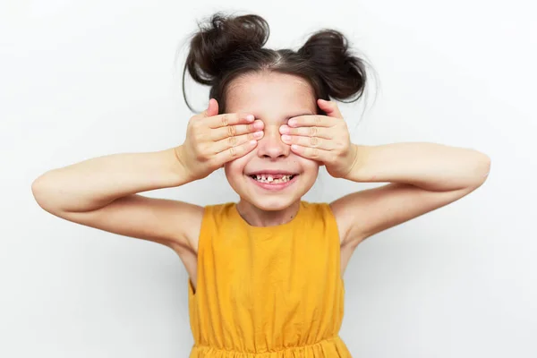 Glückliches Kleines Mädchen Gelbem Kleid Lächelnd Ihre Augen Mit Händen — Stockfoto