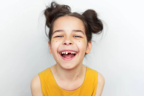 Κοντινό Πορτρέτο Του Ευτυχισμένου Κοριτσιού Προσχολικής Ηλικίας Κίτρινο Φόρεμα Χαμογελώντας — Φωτογραφία Αρχείου