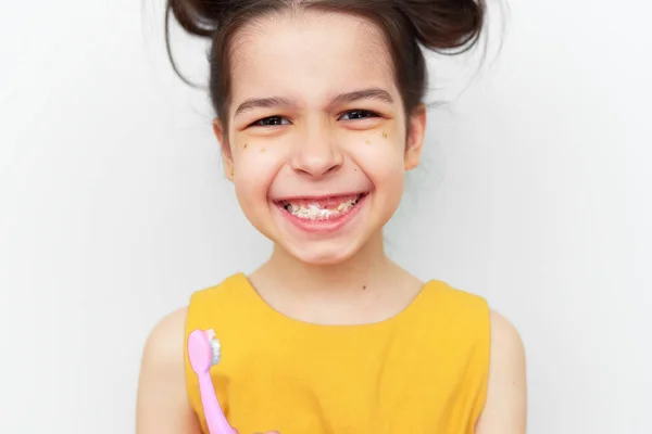 Uma Menina Vestido Amarelo Sorrindo Amplamente Mostrando Espaço Vazio Com — Fotografia de Stock