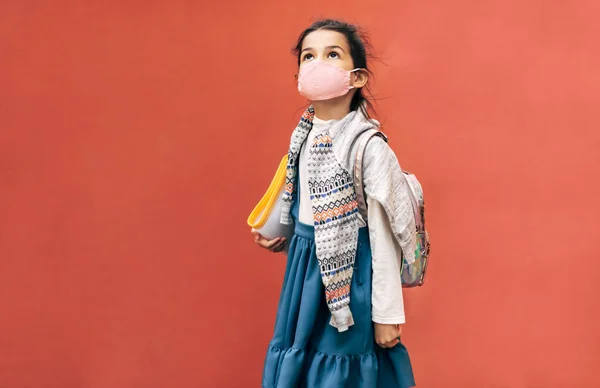 Vista Horizontal Una Niña Con Mascarilla Protectora Con Una Carpeta — Foto de Stock