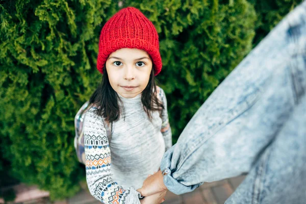 Ein Kleines Mädchen Mit Rotem Hut Das Mit Seiner Mutter — Stockfoto