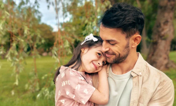 公園で彼の小さな娘を受け入れる笑顔の父親の肖像画 — ストック写真