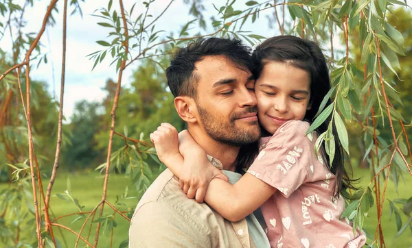 Portrét Roztomilé Dcery Objímající Svého Milujícího Otce Když Spolu Tráví — Stock fotografie