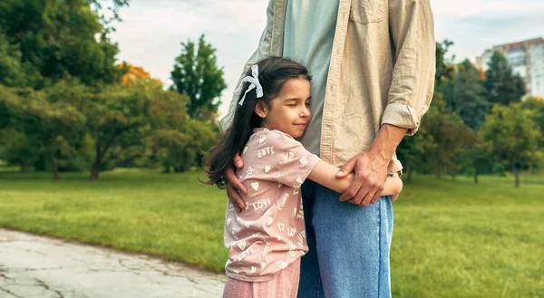 Poziomy Obraz Słodkiej Córki Przytulającej Ojca Podczas Wspólnego Spędzania Czasu — Zdjęcie stockowe