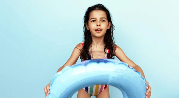 Menina Alegre Está Anel Natação Inflável Usa Roupas Banho Coloridas — Fotografia de Stock