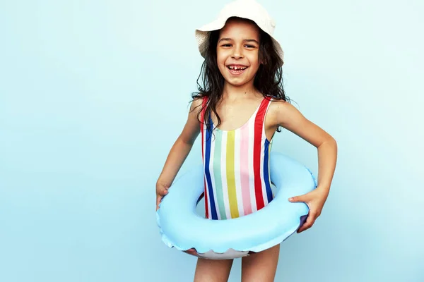 Menina Positiva Está Anel Natação Inflável Usa Roupas Banho Coloridas — Fotografia de Stock