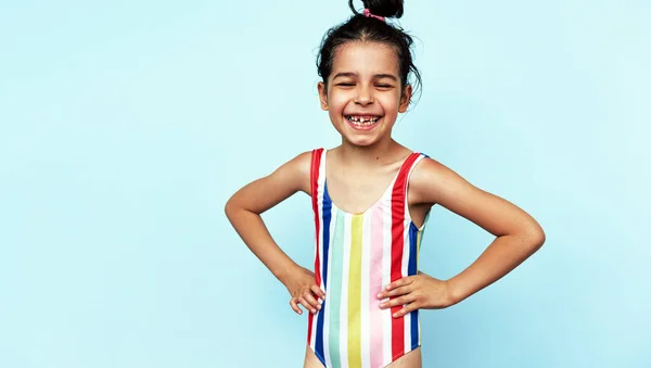 Positive Niedliche Kleine Mädchen Bunten Badeanzügen Gekleidet Hat Einen Gesunden — Stockfoto