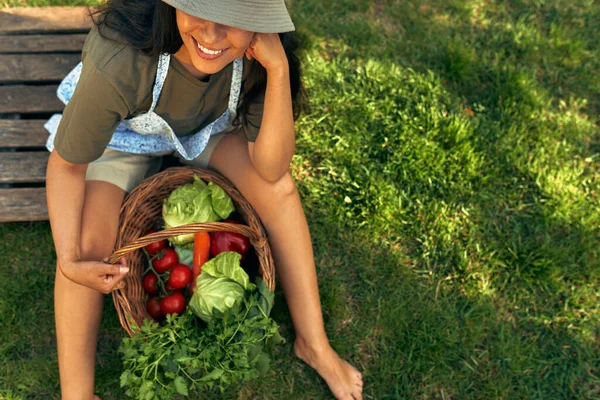 Jardineiro Feminino Positivo Com Uma Cesta Com Legumes Ecológicos Recém — Fotografia de Stock