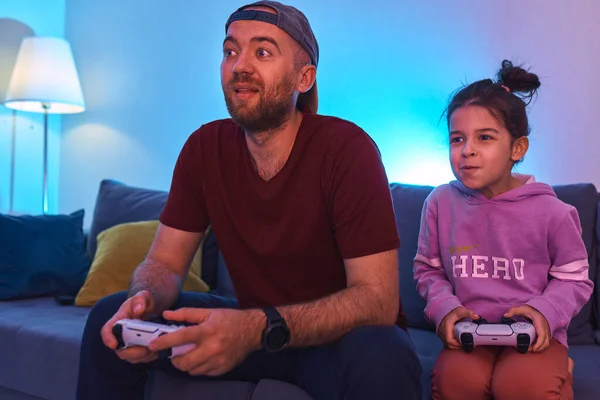 Speelse Vader Dochtertje Met Gamepads Die Thuis Videospel Spelen Papa — Stockfoto