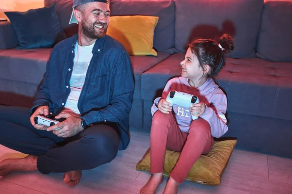 Indoor Beeld Van Een Lachende Vader Gelukkige Dochter Met Gamepads — Stockfoto
