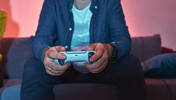 Zbliżenie Obraz Gracza Człowieka Gracza Trzymającego Kontroler Gamepad Gry Wideo — Zdjęcie stockowe