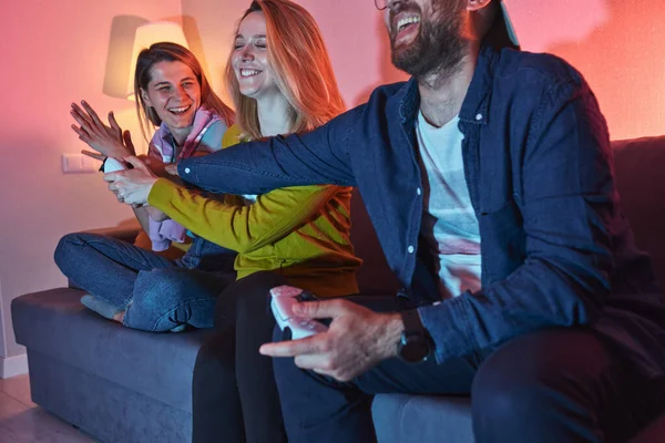 Indoor Beeld Van Een Vrolijke Vrienden Spelen Videospelletjes Thuis Plezier — Stockfoto