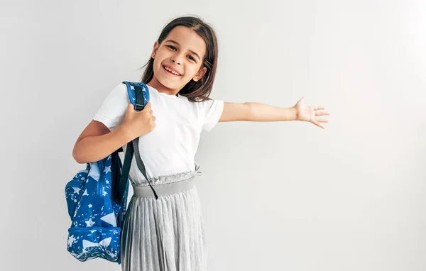 Gelukkig Schoolmeisje Met Een Blauwe Rugzak Glimlachend Kijkend Naar Camera — Stockfoto