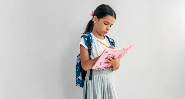 Bela Estudante Uniforme Com Mochila Escreve Algo Seu Caderno Posando — Fotografia de Stock