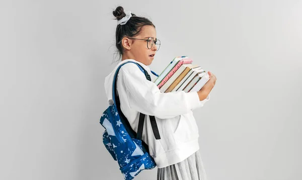 Vista Lateral Uma Menina Vestindo Uniforme Mochila Óculos Transparentes Segurando — Fotografia de Stock