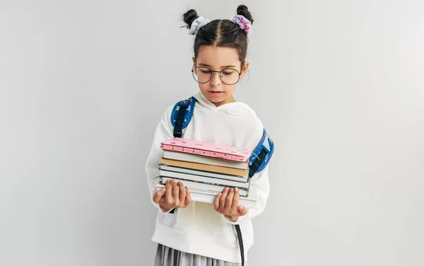 Estudante Menina Vestindo Uniforme Mochila Óculos Transparentes Segurando Pilha Livros — Fotografia de Stock