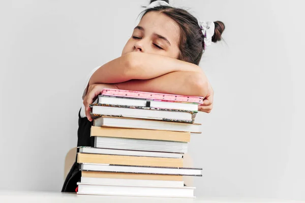 Estudante Entediado Cansado Dormindo Uma Pilha Livros Mesa Contra Fundo — Fotografia de Stock