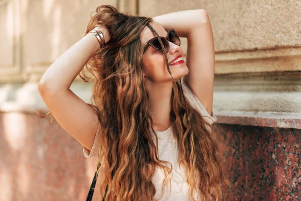 Retrato Jovem Mulher Usando Óculos Sol Com Cabelos Longos Sorrindo — Fotografia de Stock