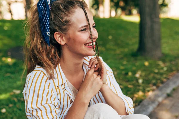 Jovem Mulher Positiva Com Cabelo Elegante Descansando Rua Estudante Universitário — Fotografia de Stock