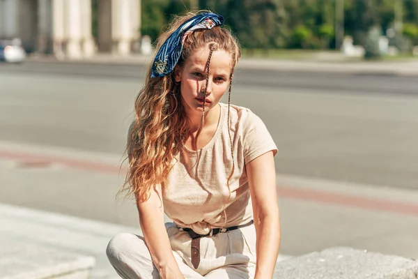Jovem Caucasiana Descansando Rua Uma Bela Fêmea Tem Uma Expressão — Fotografia de Stock