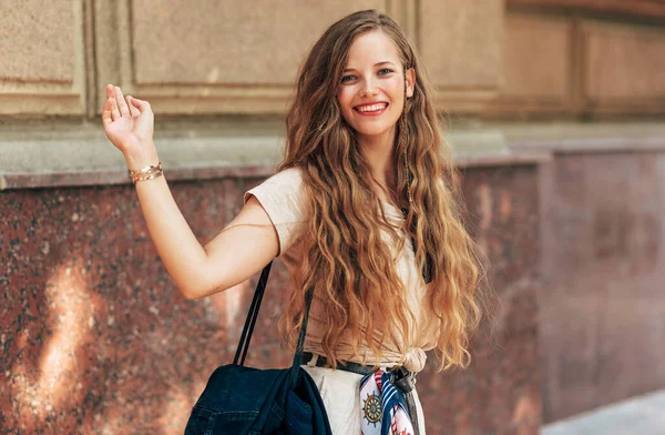 Позитивная Молодая Женщина Улыбается Наслаждается Солнечным Днем Студентка Машет Камерой — стоковое фото
