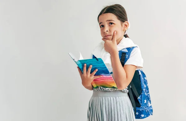 Estudante Pensativo Com Mochila Azul Olhando Para Lado Durante Posar — Fotografia de Stock