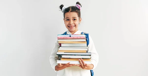 Mosolygó Kislány Egyenruhában Hátizsákkal Könyvekkel Karján Iskoláslány Kezében Sok Könyvet — Stock Fotó