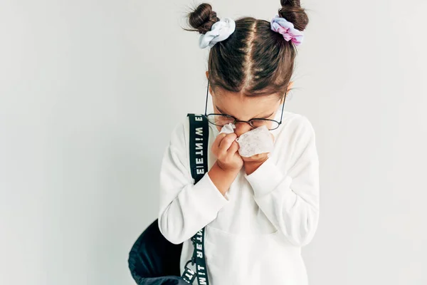 Uma Menina Pupila Espirrando Nariz Tosse Fria Papel Tissue Porque — Fotografia de Stock