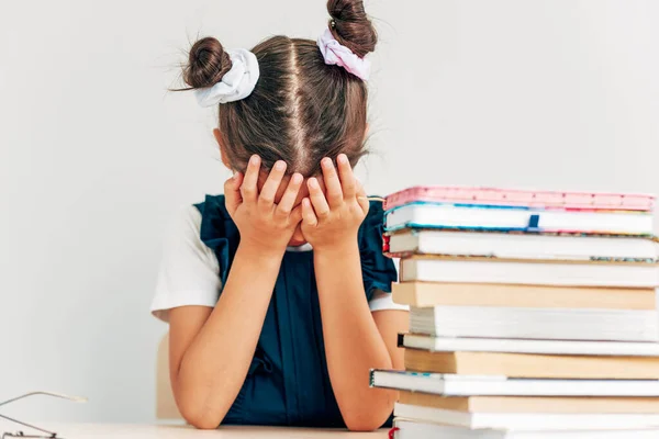 Fáradt Iskoláslány Egy Halom Könyv Mellett Asztalon Szürke Háttérrel Kimerült — Stock Fotó
