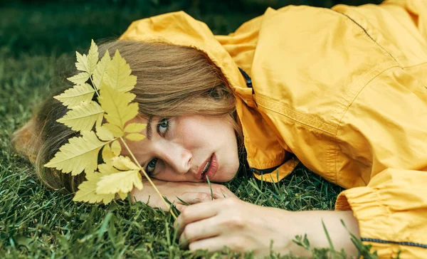 Horizontal Image Pretty Young Blonde Woman Looking Camera Holding Autumn — Stock Photo, Image