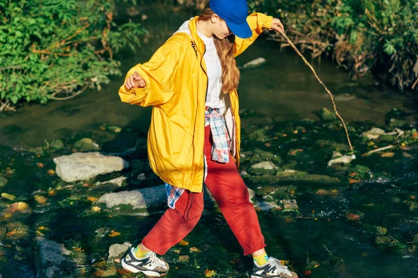 Außenaufnahme Einer Jungen Kaukasischen Frau Gelben Mantel Die Bachwasser Wandert — Stockfoto