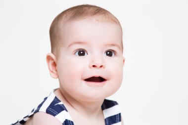 Güzel gülümseyen bebek kız po