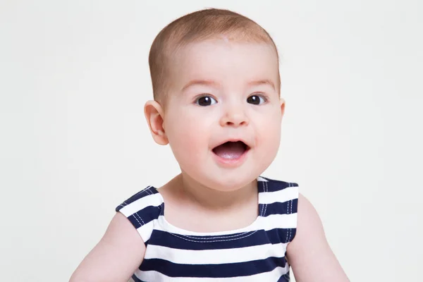 Bonito sorrindo bonito bebê menina retrato no fundo branco — Fotografia de Stock