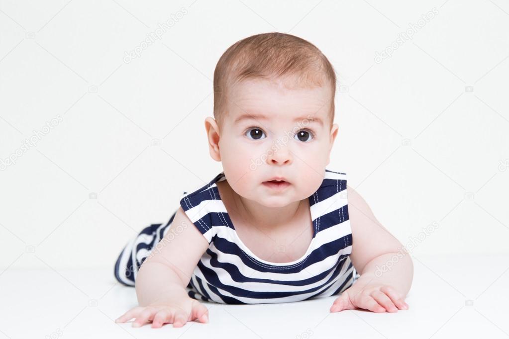 Schone Lachelnde Susse Baby Madchen Auf Dem Boden Liegend Stockfotografie Lizenzfreie Fotos C Iuricazac 87549978 Depositphotos