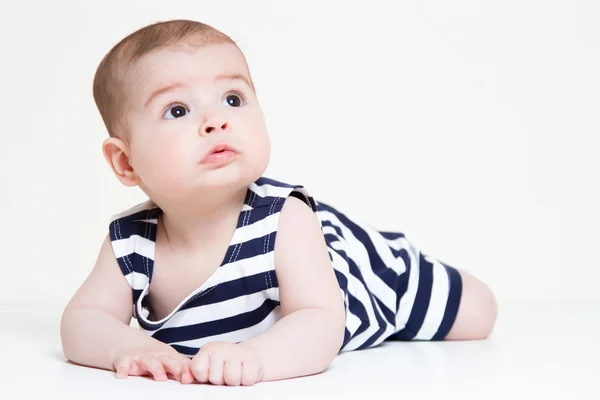 Linda menina bonito assistindo algo — Fotografia de Stock