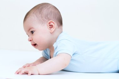 Mutlu bebek beyaz arka plan üzerinde yalan