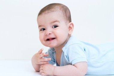 Şirin bebek beyaz arka plan üzerinde bir tarafa bak