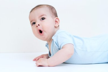 Beautiul bebek gape ve beyaz arka plan üzerinde poz