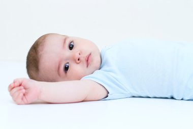 Bebek beyaz arka plan üzerinde kamera resme bak