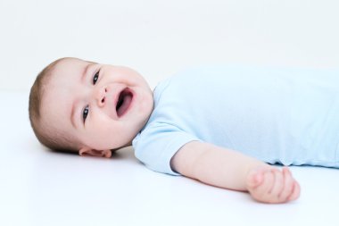 Beyaz arka plan üzerinde en mutlu bebek